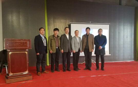 公司領導與講師在一起